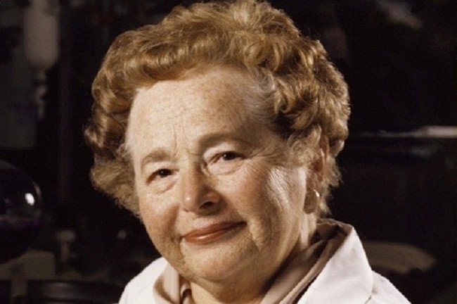5. Gertrude Elion (1918-1998) cùng nhận giải Nobel Y học năm 1988 với tiến sĩ George H Hitchings cho những khám phá liên quan đến điều trị bằng thuốc. Bà là một nhà dược học người Mỹ đã phát triển AZT, một loại thuốc kháng retrovirus được sử dụng để điều trị bệnh AIDS. Trong suốt 4 thập kỷ hợp tác lâu dài với Hitchings, bà cũng phát triển các loại thuốc điều trị bệnh sốt rét, bệnh bạch cầu và mụn rộp.