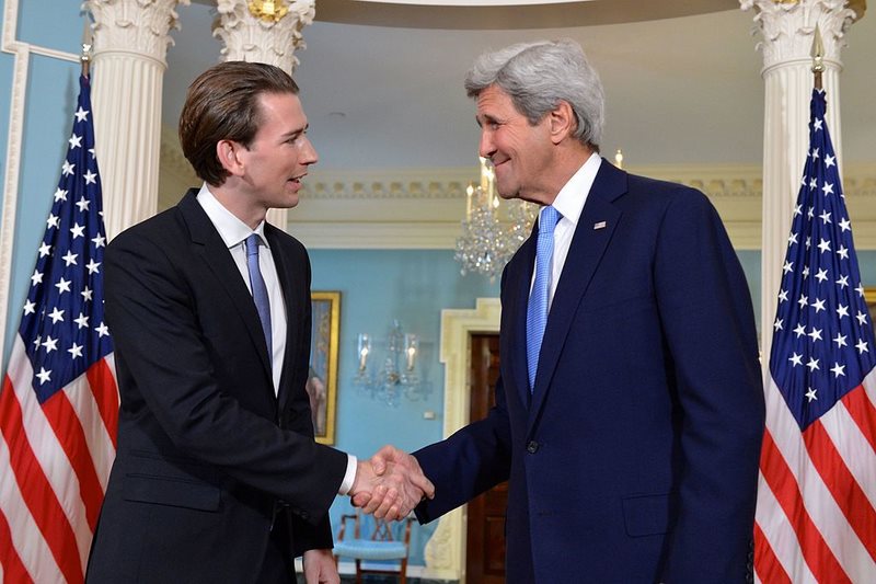 Ông Kurz bắt tay cựu Ngoại trưởng Mỹ John Kerry.
