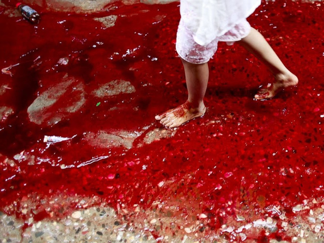 Những vệt máu đọng lại trên đường phố sau lễ hiến tế