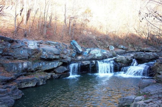 Suối Jacob ở Scottdale và Mt. Pleasant,  bang Pennsylvania, Mỹ.