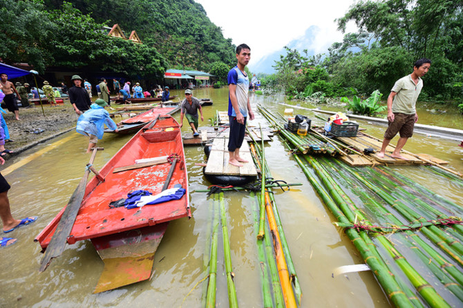 Công an và bộ đội huyện Mai Châu đã làm những chiếc bè, đưa người dân qua khu vực ngập.