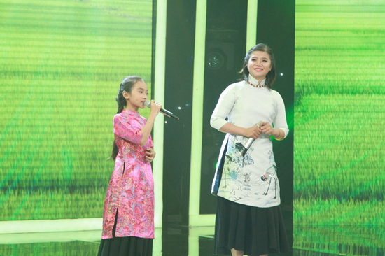 Ở vòng thi Tỏa sáng, dì Ngọc Diễm và cháu gái Kim Ngân đã chọn trình bày ca khúc Ngợi ca quê hương em. 