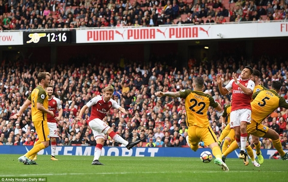 Monreal ghi bàn mở tỉ số cho Arsenal