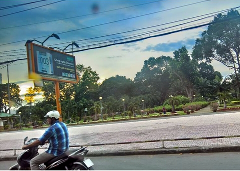 Điều đầu tiên phải nhấn mạnh về Sài Gòn là dù náo nhiệt, nhưng quỹ xanh của thành phố khá nhiều. Nếu chúng ta từng khen Singapore là thành phố trong rừng, thì cũng phải tâm đắc rằng, khoảng xanh ở thành phố lớn nhất cực Nam của chúng ta cũng không ít. Cứ chạy xe chầm chậm dọc các con phố, sẽ thấy khá nhiều các vườn hoa và cây bóng mát trải dài. 