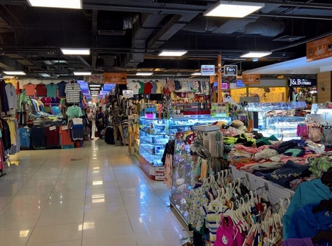 Nói đến Sài Gòn và sự hiện đại hóa, phải nói đến những tiểu khu buôn bán kiểu “buôn có bạn, bán có phường”. Trước, Sài Gòn nổi tiếng bởi những khu chợ như Bến Thành, Tân Định, An Đông.. Nay, dù các khu chợ truyền thống vẫn tiếp tục sầm uất, nhưng Sài Gòn cũng đang tiếp cận và có những mô hình chợ mới, vừa hiện đại sạch sẽ lại vừa đa dạng hàng hóa với mức giá rất rẻ. Các tiểu khu như Saigon Square, Taka Plaza, Ruby Plaza… đang là điểm đến cho khách mua sắm trung cấp, bên cạnh những khu mua sắm cao cấp như Takashimaya. Bước chân vào những khu vực mới - được coi là “One Stop Shops” này, chắc người mua dễ dàng lạc lối và khó lòng đi về tay không. 