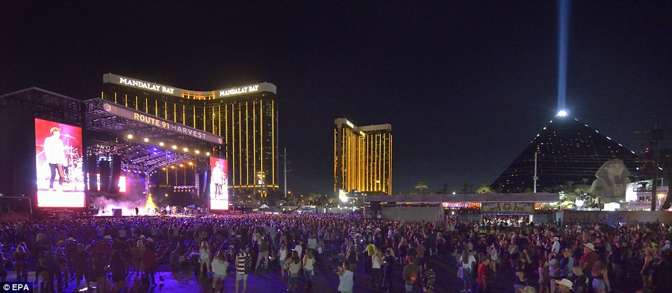 Quang cảnh lễ hội âm nhạc có 40.000 người tham dự trước khi bị tấn công