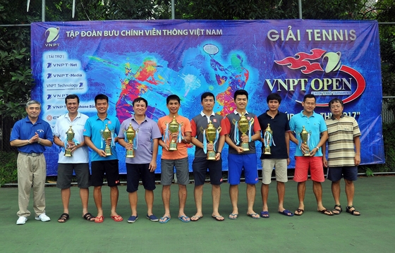 Thứ trưởng Bộ Thông tin và Truyền thông Nguyễn Minh Hồng và Thành viên Hội đồng Thành viên Tập đoàn Nghiêm Phú Hoàn trao giải cho các tay vợt đoạt giải ở nội dung đôi nam (Hạng Super Cup).