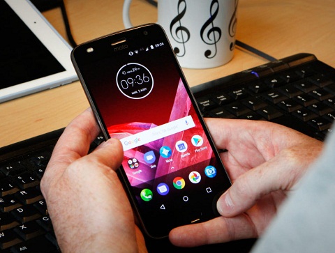 5. Motorola Moto Z2 Play. Là điện thoại mô đun, Moto Z2 Play nổi bật trước đối thủ. Điện thoại khẳng định vị trí qua tuổi thọ pin ấn tượng, chất lượng ảnh được cải thiện và màn hình OLED đẹp mắt. Điểm đánh giá : 8,69/10. Giá nhà sản xuất : 449 euro (khoảng 12 triệu đồng). 