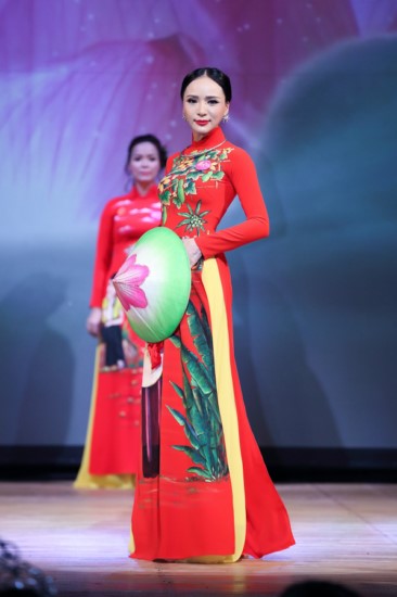 Á hậu 1 Ngọc Quỳnh với giải Miss áo dài