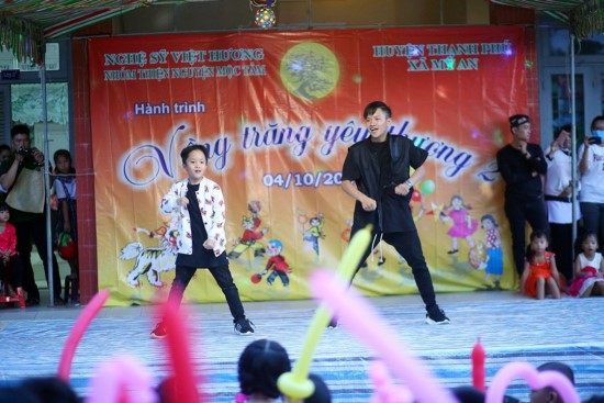 Chương trình còn có 2 dancer nhí cũng con nuôi của Việt Hương là Gia Huy, Gia Hào.