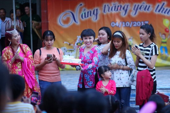 Cũng trong chương trình đã có một bất ngờ dành đến Việt Hương, chính là các bạn fan ở khu vực miền Tây đã bí mật mừng sinh nhật sớm cho nữ nghệ sĩ.