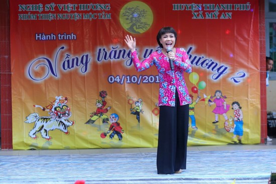 Việt Hương vui trung thu cùng các em nhỏ ở Bến Tre