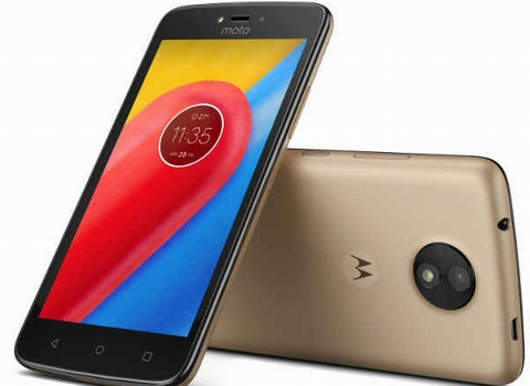 Motorola Moto C 4G (2,29 triệu đồng). Motorola Moto C Plus sở hữu một thiết kế khá đơn giản với kích thước 5-inch với độ phân giải HD 720x1280 pixels, cùng tấm nền TFT” “Trái tim” của thiết bị là chip MT6737 4 nhân, tốc độ đạt 1.3 GHz kết hợp cùng RAM dung lượng 2 GB, bộ nhớ trong dung lượng 16 GB có khả năng mở rộng với thẻ nhớ ngoài MicroSD tối đa 32 GB cho bạn thoải mái lưu trữ dữ liệu. Máy được trang bị pin dung lượng 4000 mAh, cho phép người dùng sử dụng smartphone thoải mái nhiều ngày. Đây cũng là một chiếc smartphone giá mềm có hỗ trợ kết nối 4G tốc độ cao.