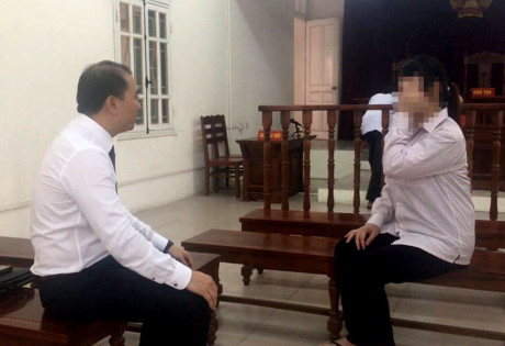 Nguyễn Thị Hải (bên phải) chia sẻ với luật sư bảo vệ mình tại TAND quận Hoàng Mai.