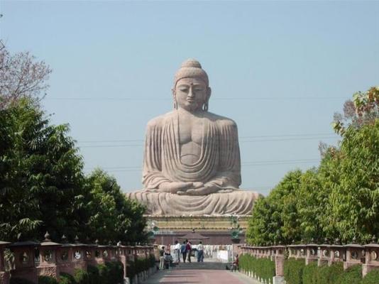 Bồ Đề Đạo Tràng – một trong những đền thờ quan trọng nhất của đạo Phật. Nơi đây vào khoảng năm 500 TCN, Phật tổ đã đắc đạo sau khi ngồi thiền 49 ngày dưới một gốc cây Bồ Đề. Cùng dâng hương tại Đền Mahabodhi, cây Bồ Đề và tượng Phật Tổ.