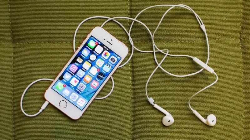 iPhone SE (giá 8 triệu đồng) : Apple là hãng tiên phong loại bỏ jack cắm tai nghe 3,5 mm trên thiết bị của mình, tuy nhiên iPhone SE thì vẫn còn nguyên tính năng này. Không chỉ có vậy, đây là chiếc điện thoại hiếm hoi mà bạn có thể dễ dàng sử dụng bằng một tay, nhờ vào thiết kế nhỏ gọn 4 inch. Mặc dùng không được sở hữu những tính năng thời thượng từ nhà sản xuất như chống thấm, sạc không dây và ổn định hình ảnh quang học, nhưng trên iPhone SE, bạn vẫn nhận được cảm biến dấu vân tay Touch ID, Apple Pay và khả năng chạy các ứng dụng ARKit.