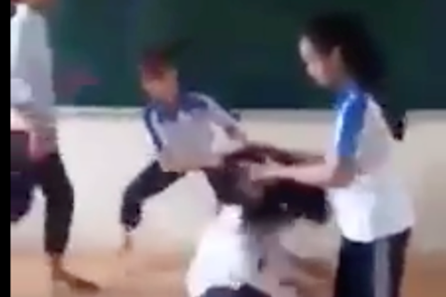 Một nhóm nữ sinh đánh bạn dã man tại lớp học. Ảnh: Cắt từ clip