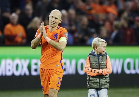 Mất vé tới Nga, Robben giã từ tuyển Hà Lan!