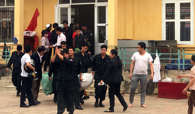 Các cán bộ, chiến sĩ công an được người dân thôn Hoành, xã Đồng Tâm, thả ra vào ngày 22.4