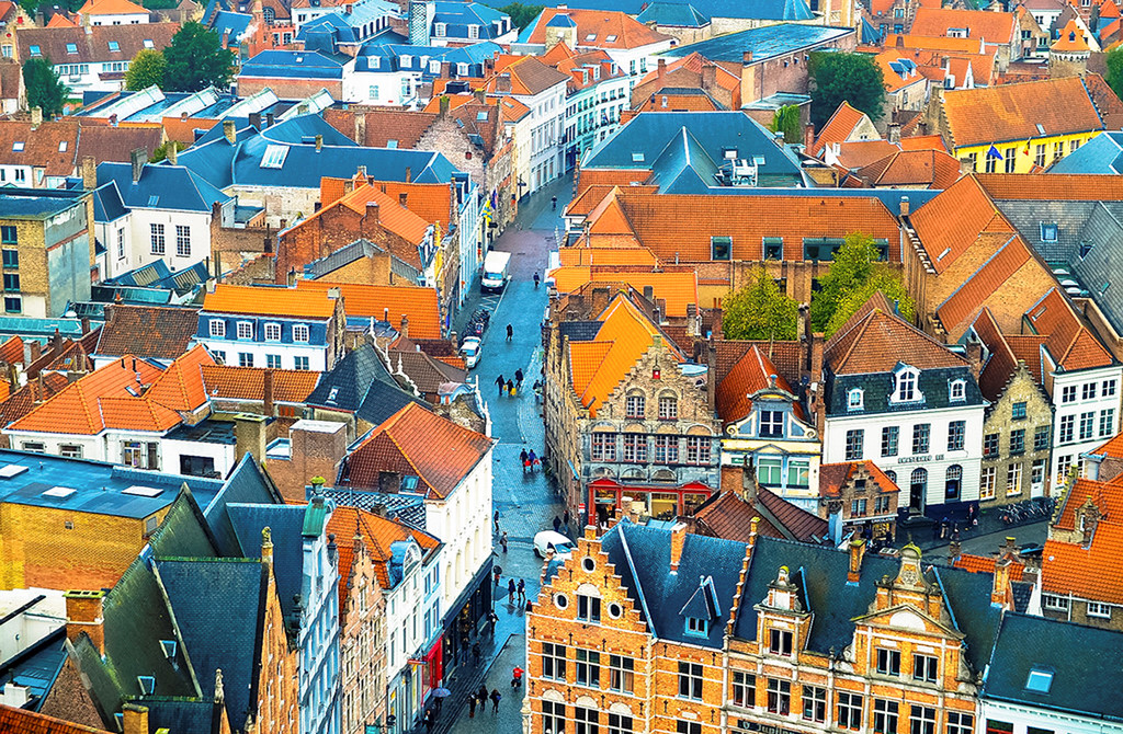 Bruges, Bỉ: Thành phố thời trung cổ Bruges ghi tên mình vào danh sách những thành phố đẹp nhất châu Âu vào mùa thu. Những sắc màu phản chiếu trên các con kênh tạo nên khung cảnh lãng mạn. Ở đây, bạn có thể tham quan những phiên chợ trời mở đến hết tháng 11 và nhâm nhi socola nóng ngon nổi tiếng tại De Proeverie. Ảnh: Orchid_wp (flickr).
