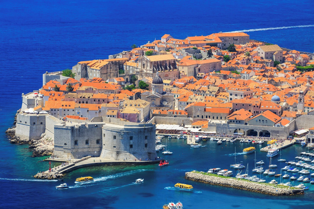 Dubrovnik, Croatia: Thành phố Dubrovnik xinh đẹp nằm ven bờ biển Adriatic có mức giá rẻ hơn so với nhiều thành phố biển châu Âu khác, nhất là vào mùa thu. Thời điểm này, thời tiết vẫn ấm áp nhưng phần lớn khách du lịch đã vãn. Bạn sẽ được thoải mái thưởng thức không gian xung quanh mà không phải chen lấn với đám đông. Ảnh: Shutterstock.