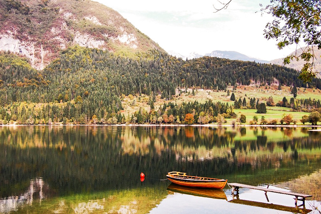 Ukanc, Slovenia: Làng Ukanc nằm ở phía tây hồ Bohinj thuộc vùng Upper Carniola của Slovenia. Tại đây, du khách có thể thưởng thức những khung cảnh ấn tượng nhất châu Âu bằng cáp treo lên đỉnh núi Vogel. Sắc thu khiến khu vực này trở thành một nơi tuyệt vời với hai tông màu đỏ, vàng phản chiếu trên mặt hồ trong vắt. Từ Ukanc, bạn có thể đến thác nước Savica trong một tiếng đồng hồ đi bộ. Ngoài ra, để trải nghiệm nhiều hơn, thung lũng Seven Lakes cũng là một lựa chọn thích hợp. Ảnh: Think Slovenia. 