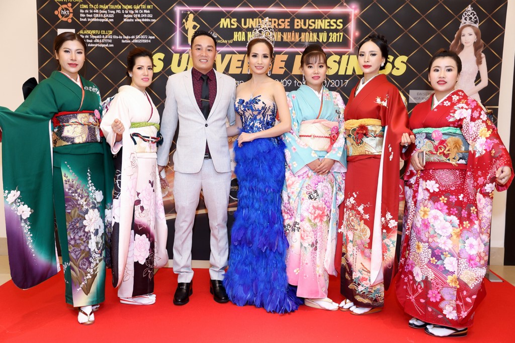 Hoa khôi Bảo Ngọc chụp ảnh cùng các thí sinh Hoa hậu Doanh Nhân Hoàn Vũ 2017.