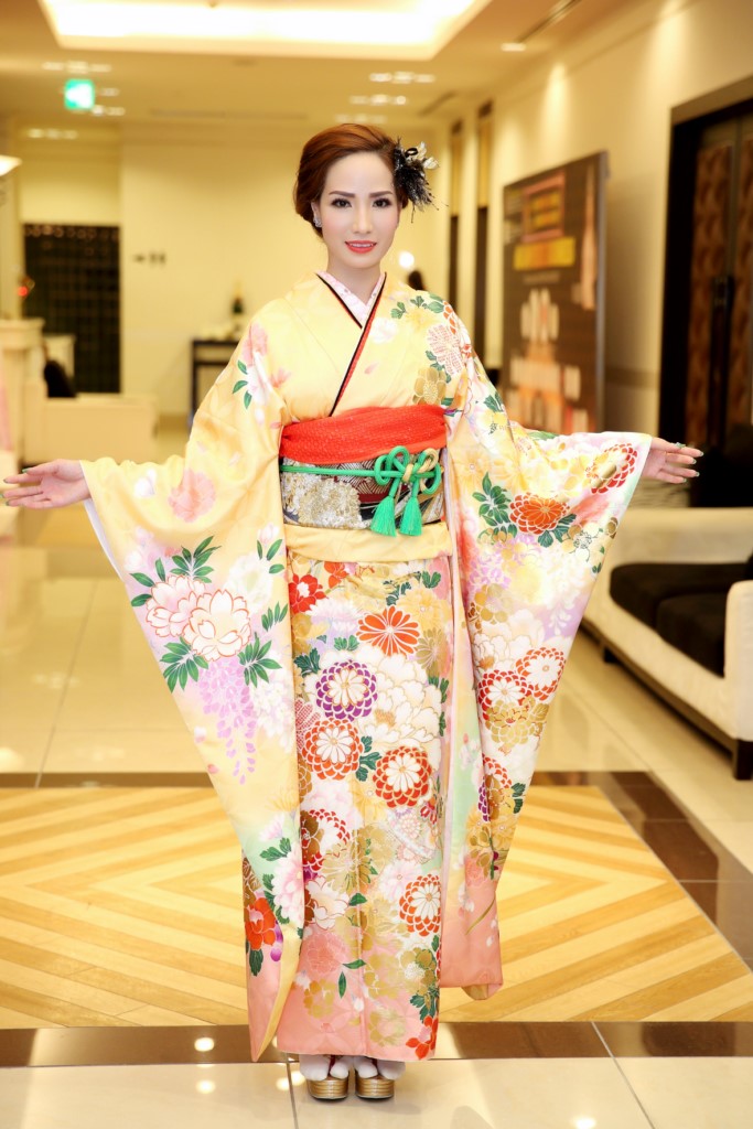 Hoa khôi Bảo Ngọc còn trình diễn xuất sắc trong trang phục Kimono trong đêm Gala đấu giá thiện nguyện với vai trò làm vedette. 