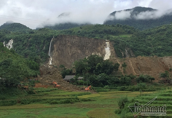 Xúc động thi thể người mẹ ôm chặt con trai trong vụ sạt đất