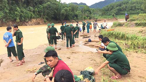 Nhiều km dọc suối Bôn và sông Âm đã được tìm kiếm song chưa có tung tích hai sĩ quan biên phòng gặp nạn. Ảnh: Lam Sơn.