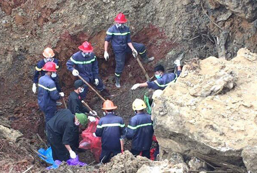 Sáng nay, lực lượng cứu hộ, cứu nạn đã phá tảng đá lớn bằng mìn mới có thể tiếp cận được thi thể nạn nhân.