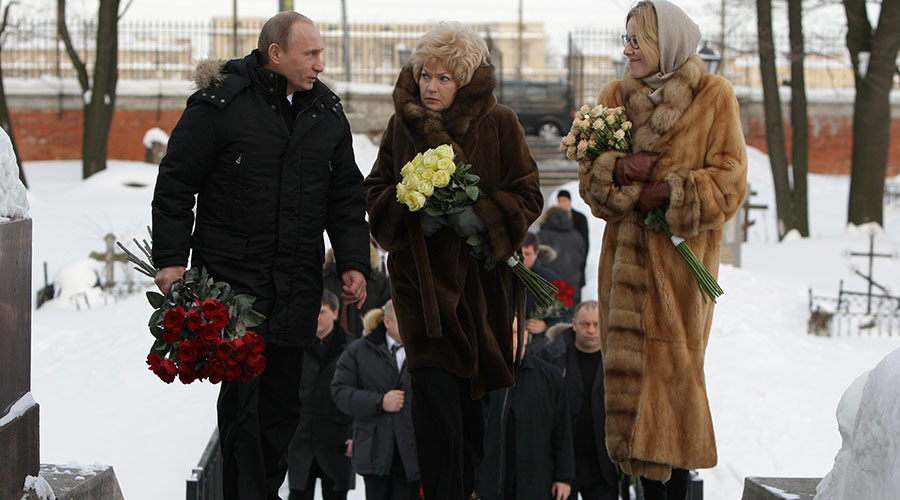 Tổng thống Putin (bên trái) cùng với mẹ của bà Ksenia Sobchak và bà Sobchak (ngoài cùng bên phải)