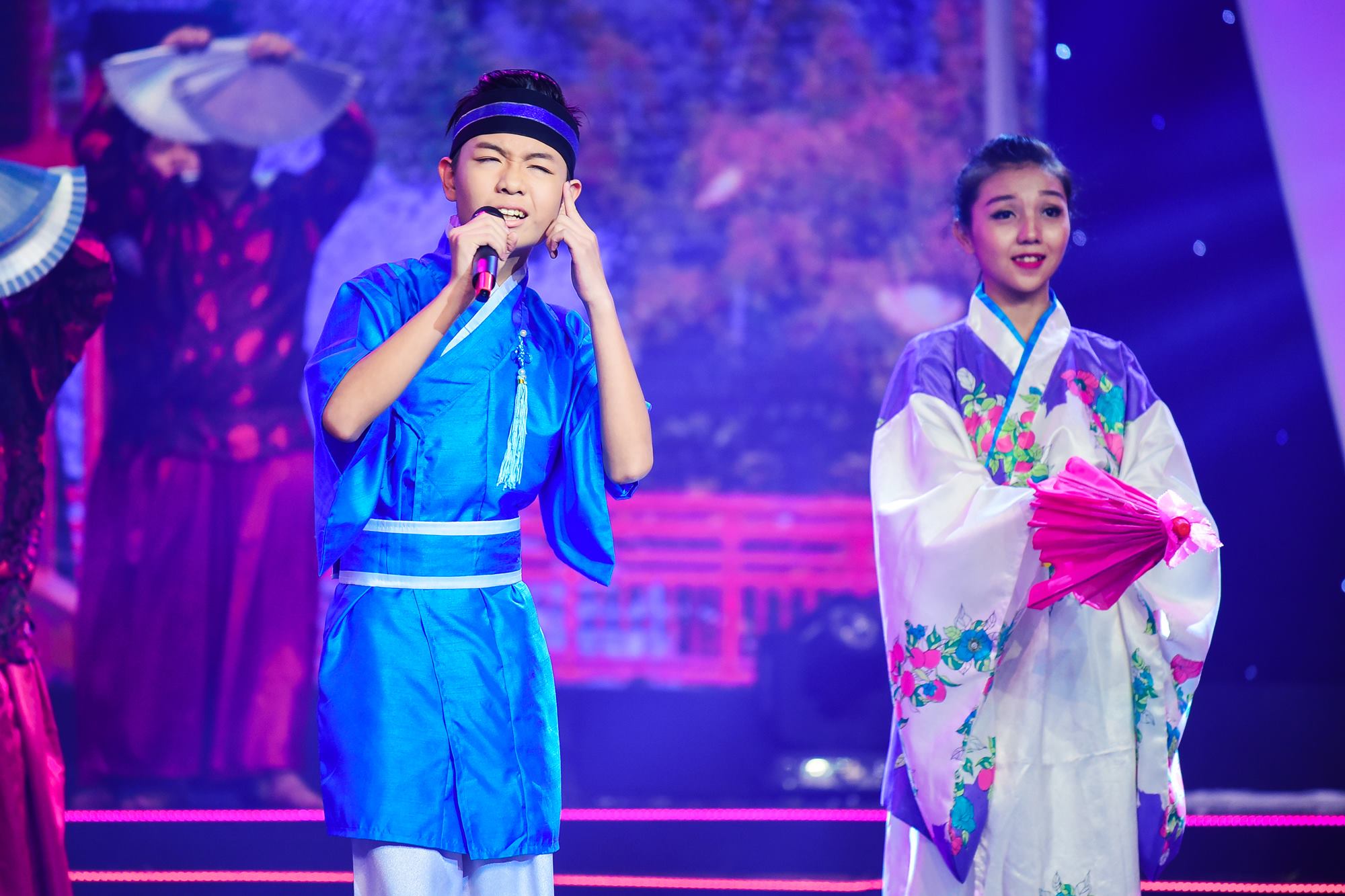 Hữu Tấn mang ca khúc Vào Đời hòa vào không khí của lễ hội Koinobori, tạo nên một sắc màu mới đã chinh phục trái tim của Việt Trinh qua hai nét diễn thân thiện và ngơ ngác.