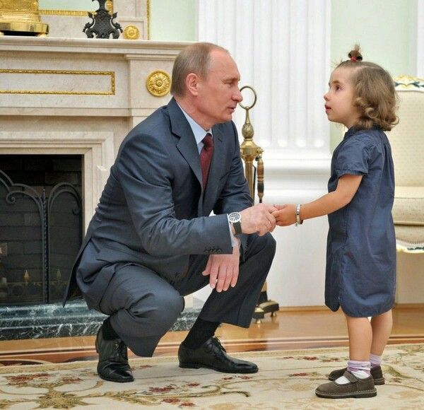 Hình ảnh ông Putin trìu mến với một bé gái