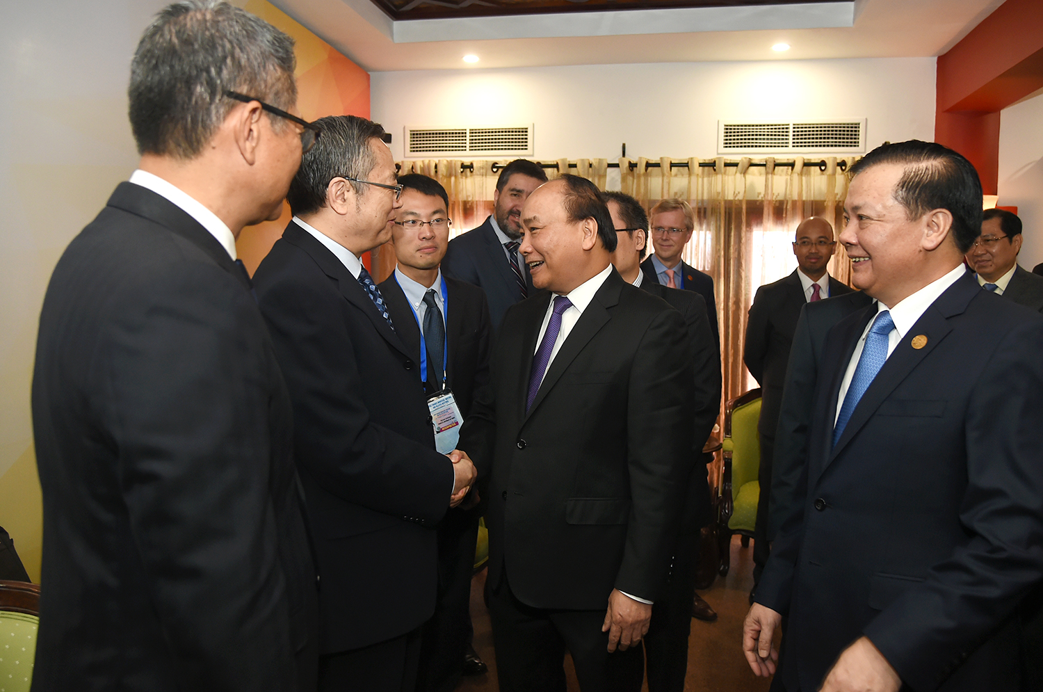 Thủ tướng gặp gỡ Bộ trưởng Tài chính các nước tham dự Hội nghị