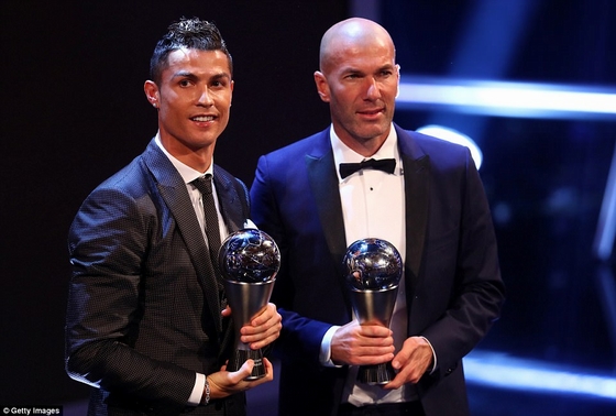 Vượt mặt Messi, C.Ronaldo đoạt giải &quot;Cầu thủ xuất sắc nhất FIFA 2017&quot;