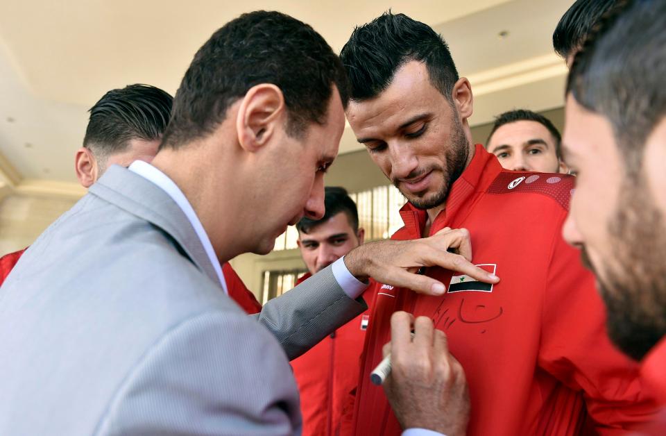 Tổng thống Assad ký vào áo của một cầu thủ