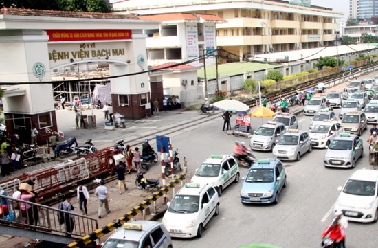 Bệnh viện Bạch Mai lên tiếng trước thông tin cho taxi Mai Linh độc quyền