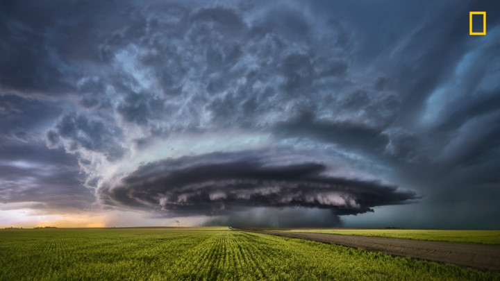 Giông bão tràn qua cánh đồng tại Kansas, Mỹ.