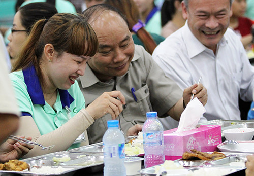 Vừa ăn, người đứng đầu Chính phủ nhìn qua hỏi thăm nữ công nhân ngồi cạnh: 