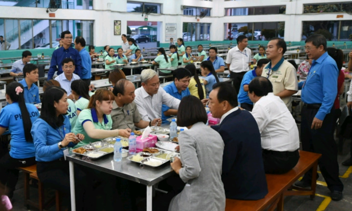 Thủ tướng cùng dùng bữa ăn ca với nhiều công nhân tại Công ty Teakwang Vina.