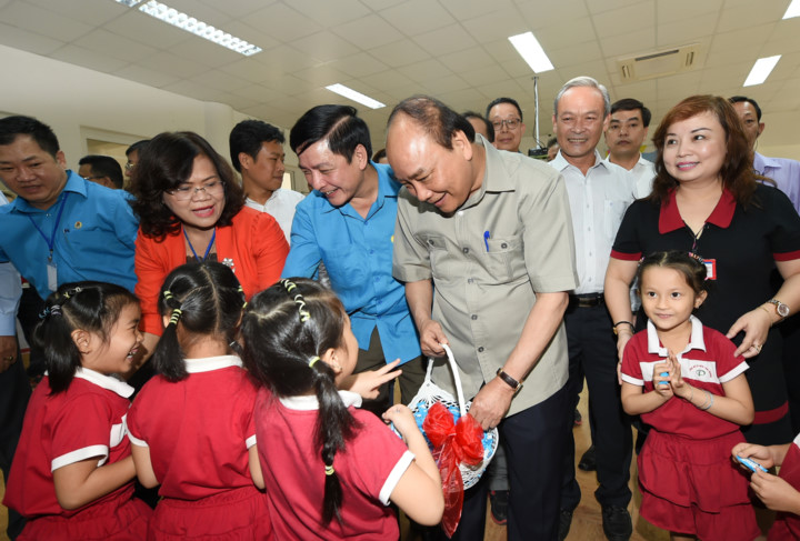 Trong chiều 28/10,  tại Công ty TaeKwang Vina, Thủ tướng đã thăm Trường mầm non có quy mô khoảng 800 đến 1.000 trẻ, trong đó có 300 trẻ đang theo học.