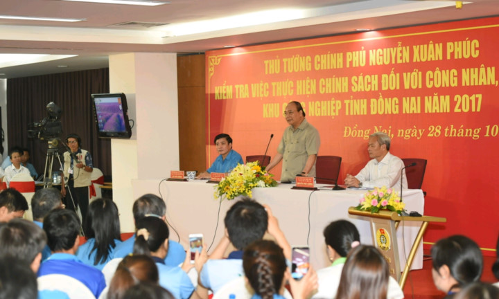 Ngay sau kiểm tra các thiết chế công đoàn, tại khu công nghiệp Biên Hòa 2, tỉnh Đồng Nai, Thủ tướng Nguyễn Xuân Phúc đã dành hơn 2 giờ đối thoại với 300 công nhân. (Ảnh: VGP/Quang Hiếu).