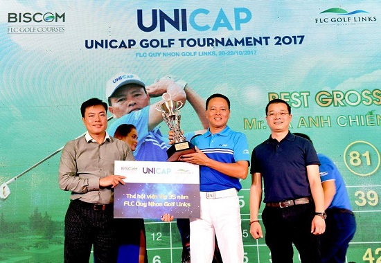 Ông Nguyễn Tiến Đức -  CT HĐQT công ty Unicap, Trưởng BTC trao giải Best Gross cho golfer Tạ Anh Chiến