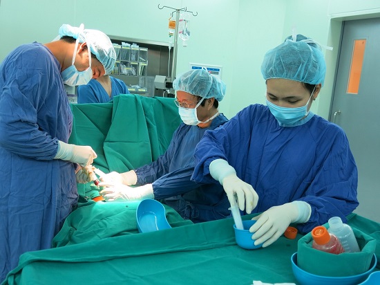 GS.TS Nguyễn Thanh Liêm và ekip thực hiện ghép tế bào gốc cho bệnh nhân