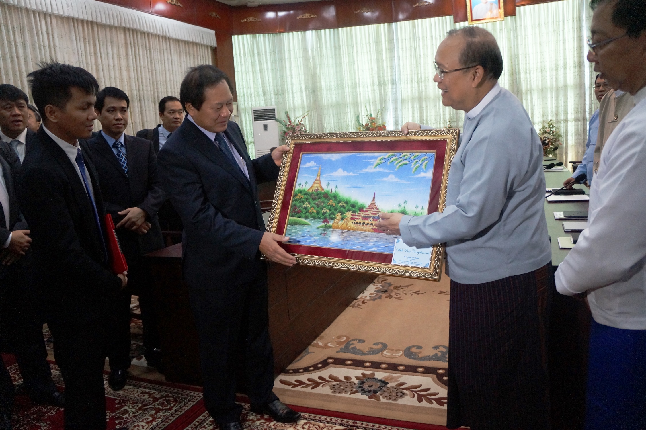 Bộ trưởng Bộ GT&TT Myanmar trao quà lưu niệm cho Bộ trưởng Bộ TT&TT Việt Nam