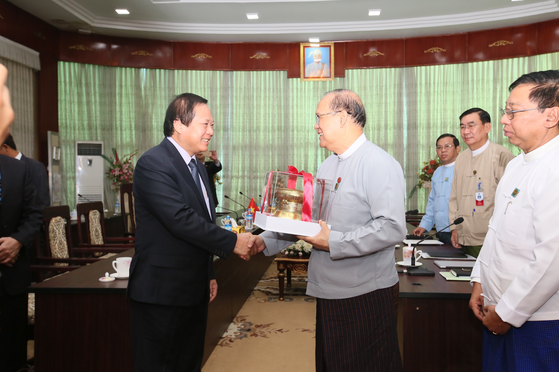 Bộ trưởng Trương Minh Tuấn trao quà lưu niệm cho Bộ trưởng Bộ Giao thông và Truyền thông Myanmar.