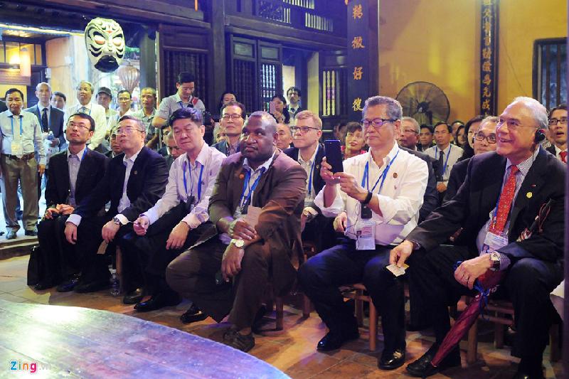 Đoàn lãnh đạo cấp cao Bộ Tài chính 21 nền kinh tế thành viên thưởng thức nhiều tiết mục âm nhạc truyền thống Việt Nam.