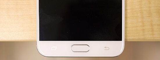 Mép dưới cùng khá quen thuộc trên các mẫu smartphone của Samsung, đó là phím cứng Home tích hợp cảm biến vân tay ở chính giữa. Phía bên trái và bên phải là đa nhiệm và phím back tương ứng. Đáng tiếc là hai phím cảm ứng không có đèn nền do đó sử dụng trong tối hơi bất tiện. 