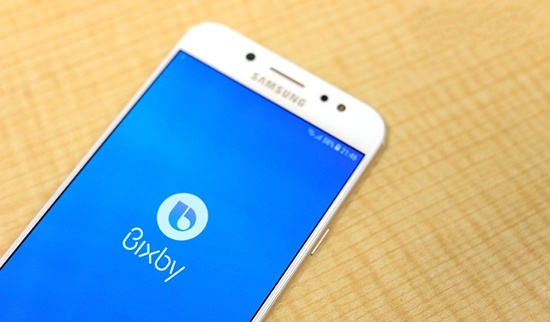 Trợ lý ảo Bixby trước đây chỉ có trên bộ đôi Galaxy S8, tuy nhiên phiên bản tầm trung Galaxy J7 Plus này cũng được Samsung ưu ái tích hợp trợ lý thông minh này. Có điều thiết bị không có phím cứng riêng để kích hoạt mà phải thực hiện thông qua phím home.